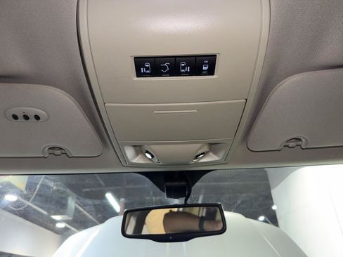Used 2014 Chrysler Town & Country Touring-L FWD image 22