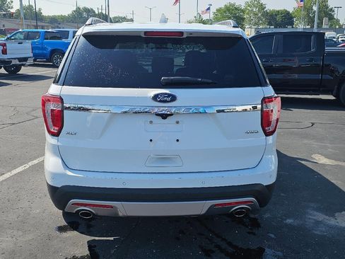 Used 2017 Ford Explorer XLT w/ Equipment Group 202A image 6
