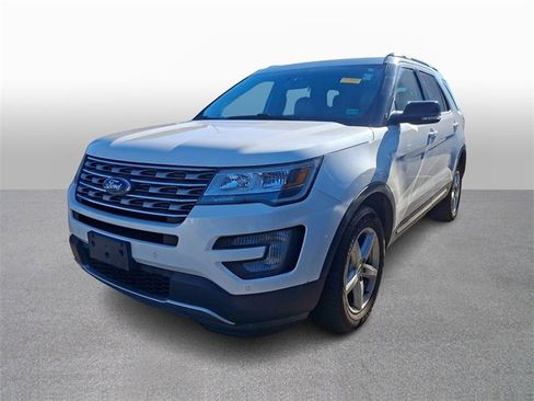 Used 2017 Ford Explorer XLT w/ Equipment Group 202A image 1