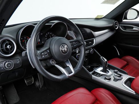 Used 2023 Alfa Romeo Giulia Veloce RWD image 17
