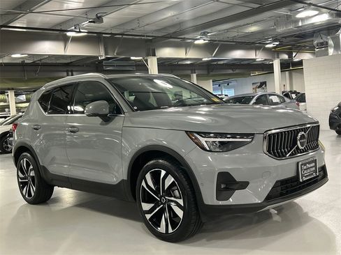 Certified 2025 Volvo XC40 B5 Plus image 1