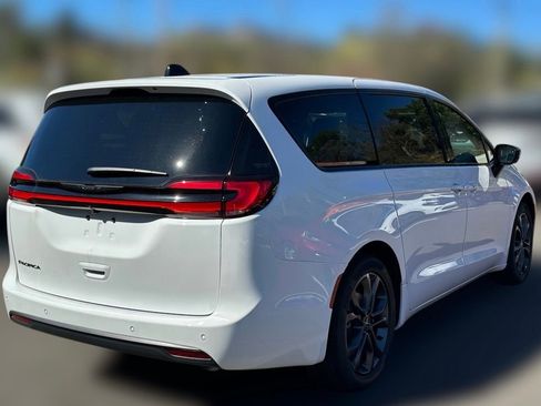 New 2026 Chrysler Pacifica Select FWD image 33