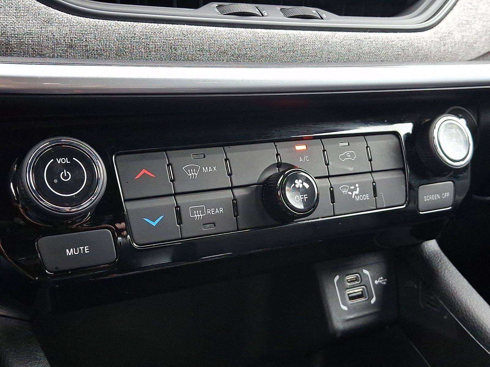 Used 2024 Jeep Compass Latitude AWD/4WD image 16