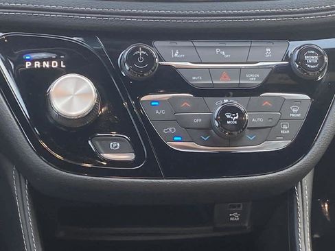 Used 2023 Chrysler Pacifica Limited w/ Uconnect Theater Family Group image 11