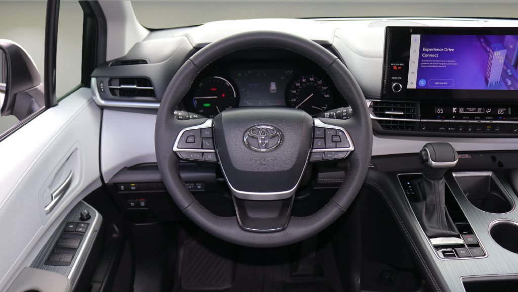 Certified 2026 Toyota Sienna XLE FWD image 14