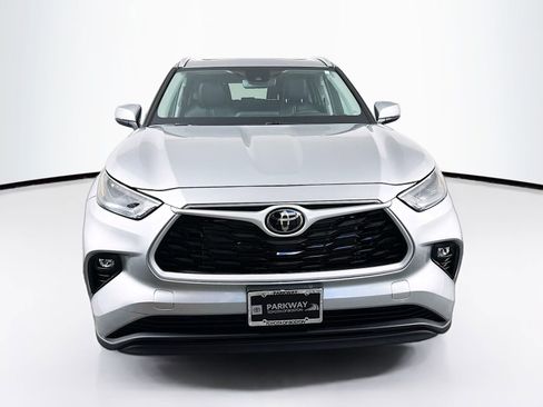 Certified 2024 Toyota Highlander XLE image 2
