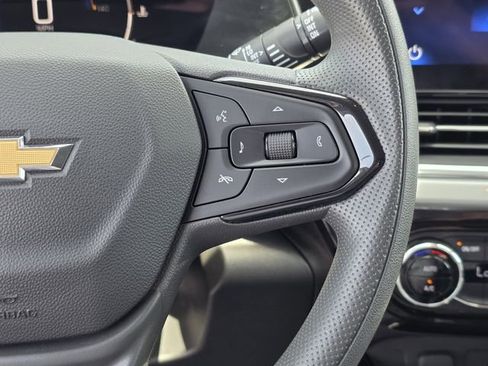 Used 2025 Chevrolet Trax LT FWD image 25