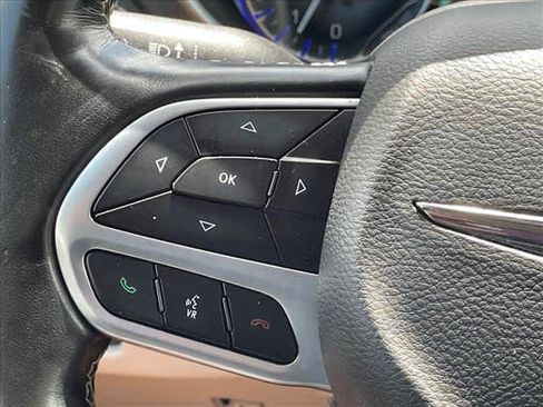 Used 2021 Chrysler Pacifica Touring-L FWD image 21