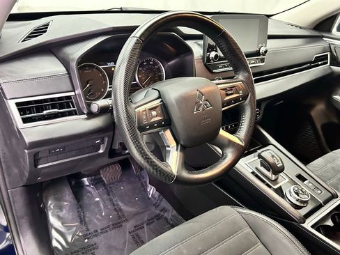 Used 2024 Mitsubishi Outlander SE image 17