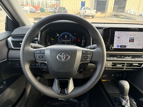 Used 2025 Toyota Camry LE image 33