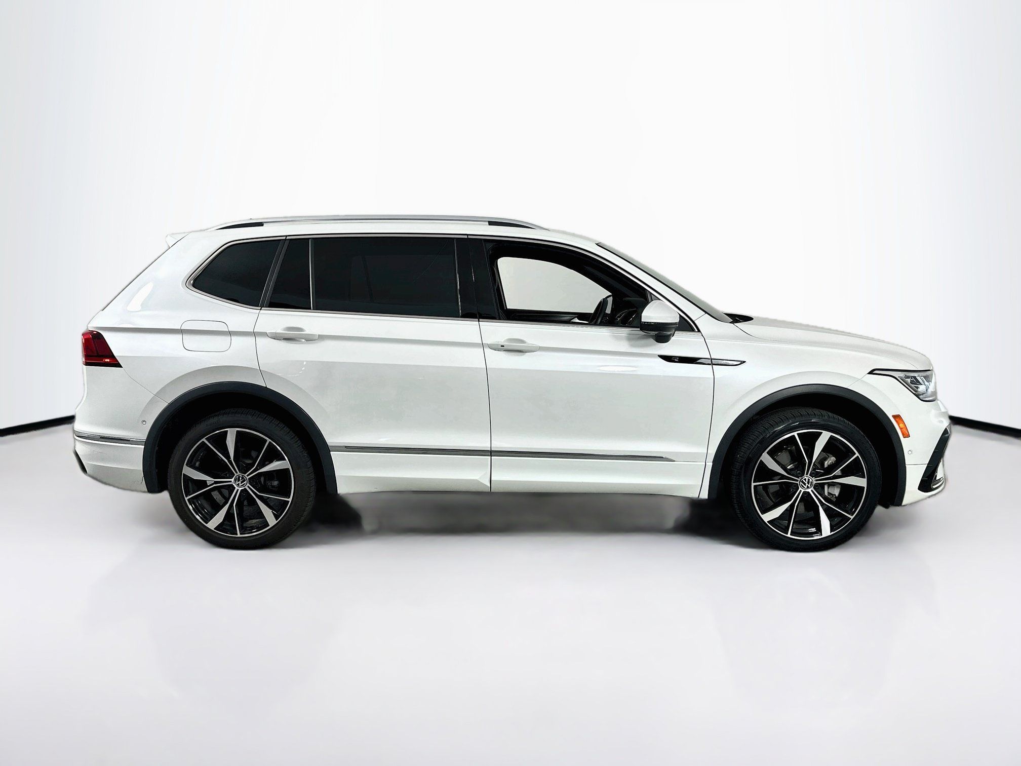 Used 2022 Volkswagen Tiguan SEL R-Line AWD/4WD image 4
