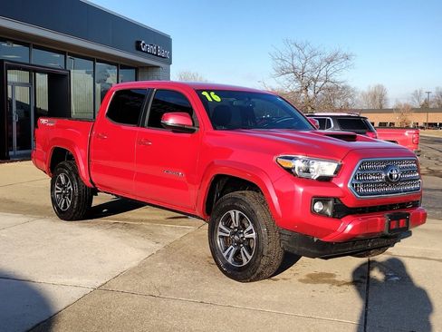 Used 2016 Toyota Tacoma SR image 3