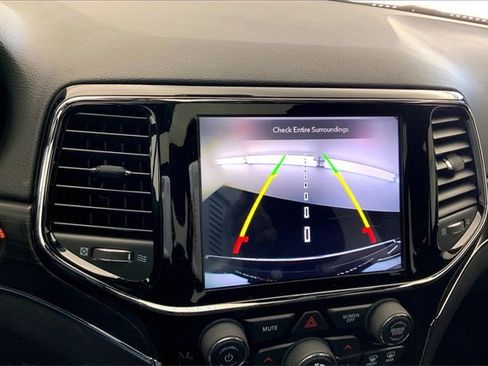 Used 2020 Jeep Grand Cherokee Limited image 21