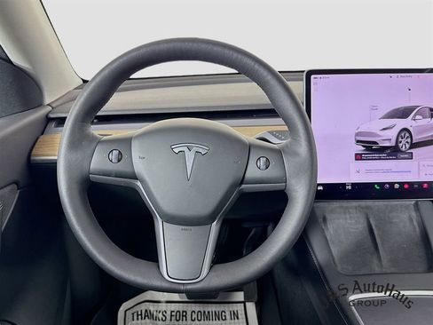 Used 2022 Tesla Model Y Long Range image 12