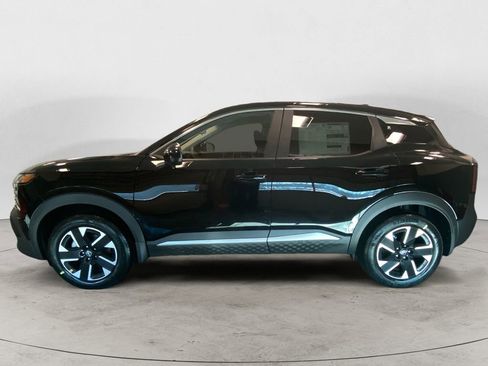 Used 2025 Nissan Kicks SV AWD/4WD image 2