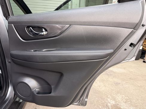 Used 2018 Nissan Rogue SV image 33