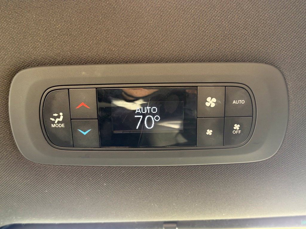Used 2025 Chrysler Pacifica Select FWD image 34