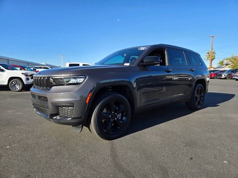 Used 2023 Jeep Grand Cherokee L Laredo image 2