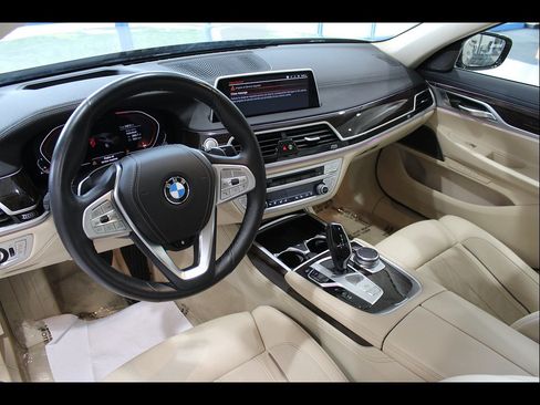 Used 2020 BMW 750i xDrive w/ Autobahn Package AWD/4WD image 11
