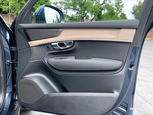 New 2026 Volvo XC90 T8 Plus w/ Protection Package Premier image 31