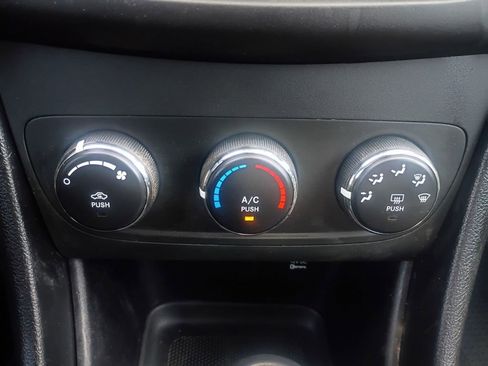 Used 2012 Dodge Avenger SE FWD image 4