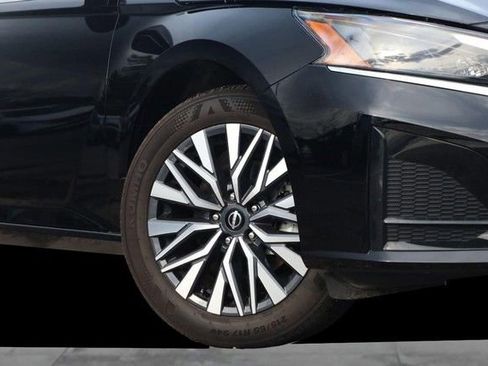 Certified 2024 Nissan Altima 2.5 SV w/ SV Premium Package image 3