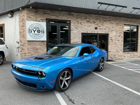 Used 2015 Dodge Challenger R/T RWD image 1