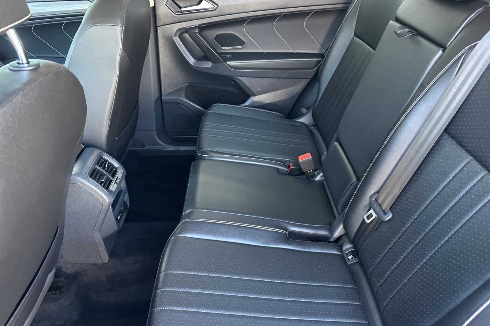 Used 2023 Volkswagen Tiguan SE FWD image 12