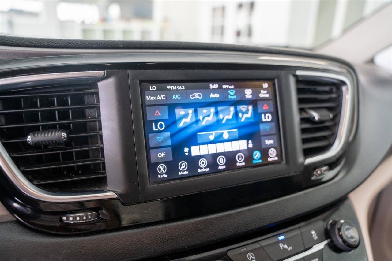 Used 2020 Chrysler Pacifica Touring-L FWD image 15