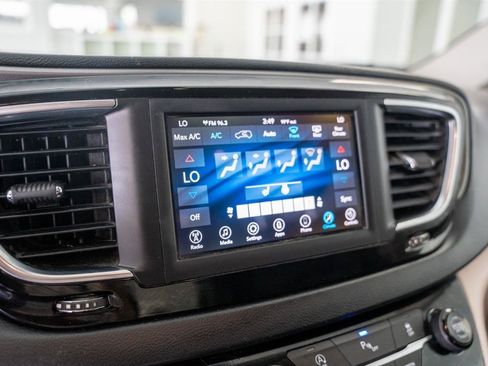 Used 2020 Chrysler Pacifica Touring-L FWD image 15