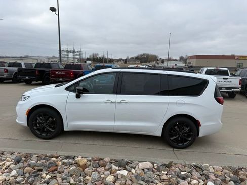 New 2026 Chrysler Pacifica Select w/ S Appearance Package image 4