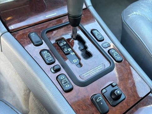 Used 2000 Mercedes-Benz E 320 Sedan image 21