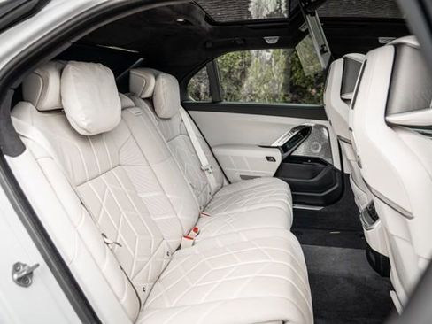 Used 2023 BMW i7 xDrive60 image 42