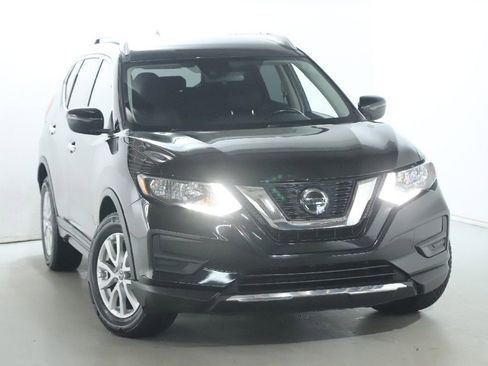 Used 2020 Nissan Rogue SV FWD image 2