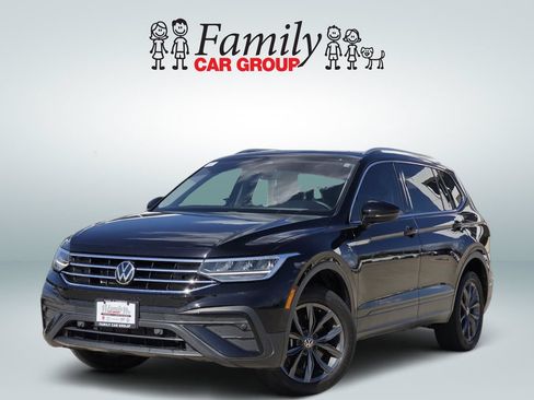 Used 2023 Volkswagen Tiguan SE w/ Panoramic Sunroof Package FWD image 1
