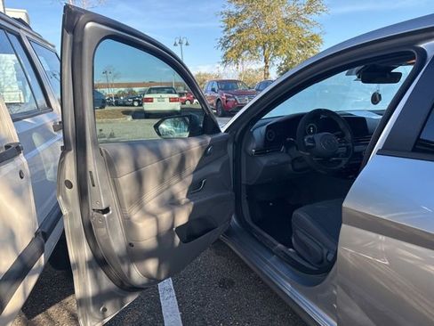 Used 2023 Hyundai Elantra SEL w/ Convenience Package image 11