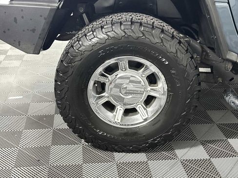 Used 2005 HUMMER H2 w/ Preferred Equipment Group image 19