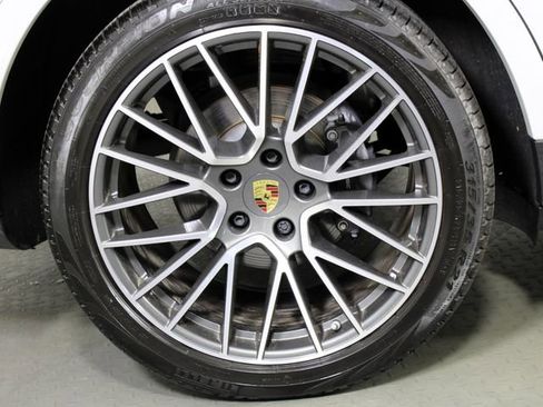 Certified 2023 Porsche Cayenne w/ Premium Package AWD/4WD image 12