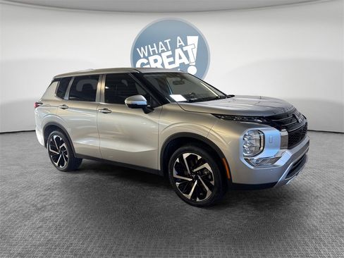 Used 2022 Mitsubishi Outlander SE image 1
