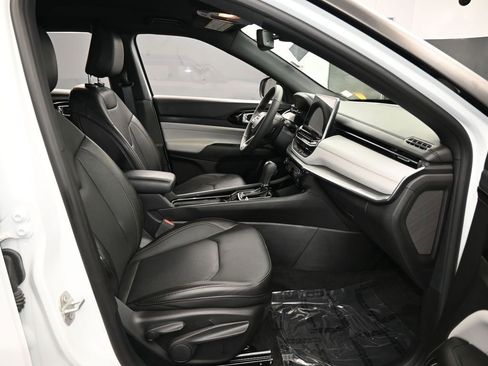 Used 2023 Jeep Compass Limited image 42