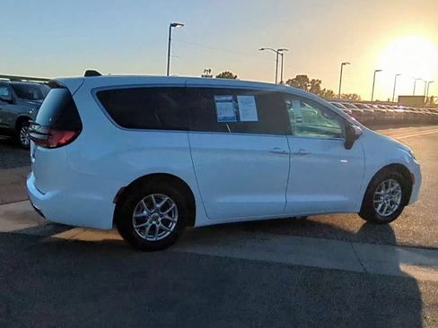 Used 2023 Chrysler Pacifica Touring-L FWD image 8