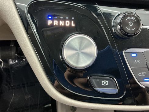 Used 2020 Chrysler Pacifica Touring-L FWD image 35