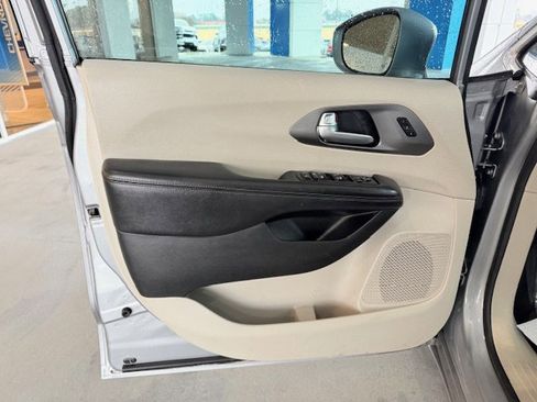 Used 2020 Chrysler Pacifica Touring-L image 10