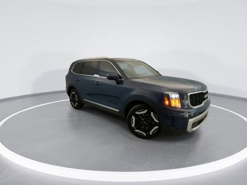 Used 2024 Kia Telluride EX w/ EX Captain's Chair Package image 6
