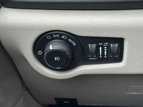 Used 2024 Chrysler Pacifica Touring-L image 30