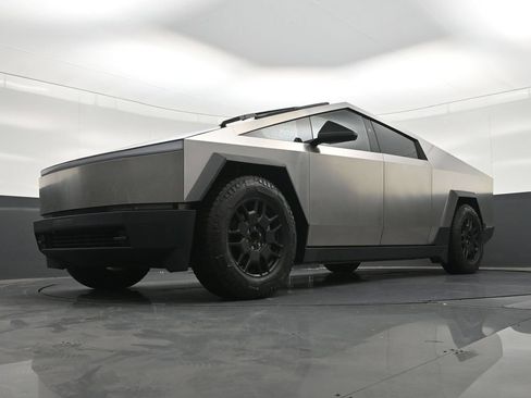 Used 2024 Tesla Cybertruck AWD Crew Cab image 27