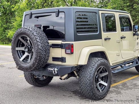 Used 2017 Jeep Wrangler Unlimited Sahara w/ Connectivity Group AWD/4WD image 6
