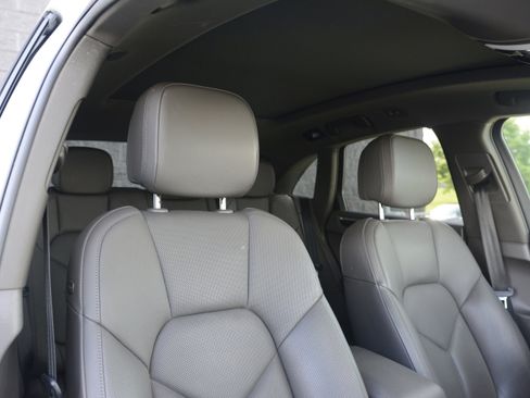 Certified 2021 Porsche Macan AWD/4WD image 28