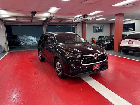 Certified 2022 Toyota Highlander XLE image 2
