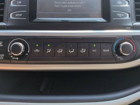 Used 2015 Toyota Highlander LE FWD image 25